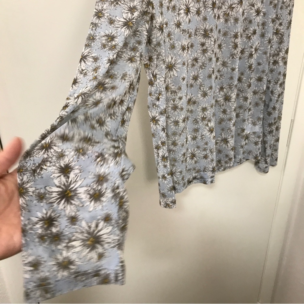 3/$15 Leyden sheer spandex blend blue floral long sleeve top - Picture 5 of 10